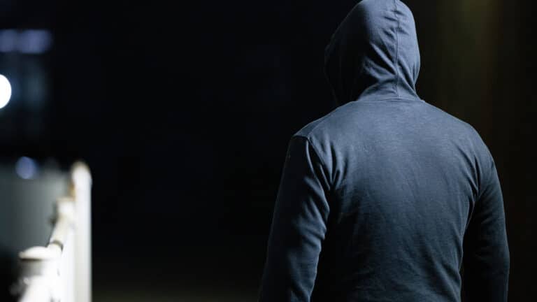 В Астане сталкеру дали 100 часов за выбитую дверь в квартире бывшей жены