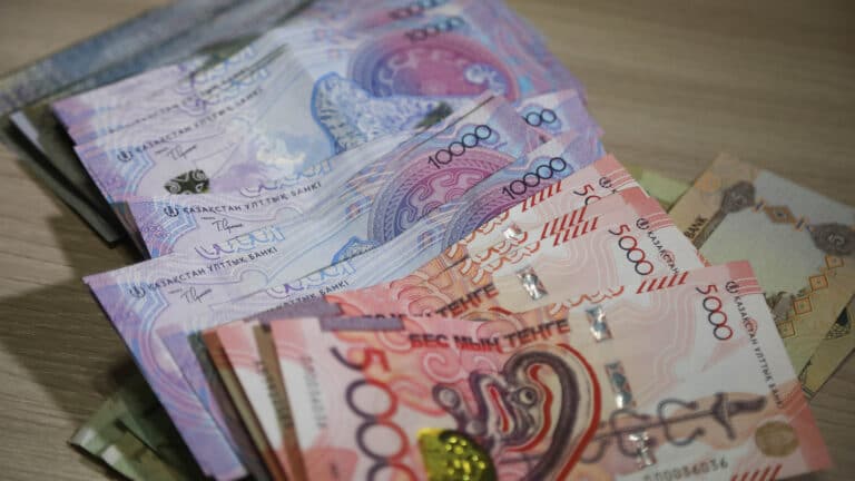 Аналитики затрудняются с прогнозом курса тенге даже на месяц вперед