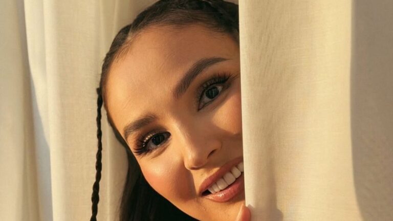 Жұлдыз Әбдікәрімова айнадағы бейнесімен сөйлесе бастады