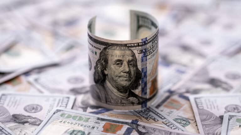 Доллар в Казахстане рухнул до уровня июня 2024 года