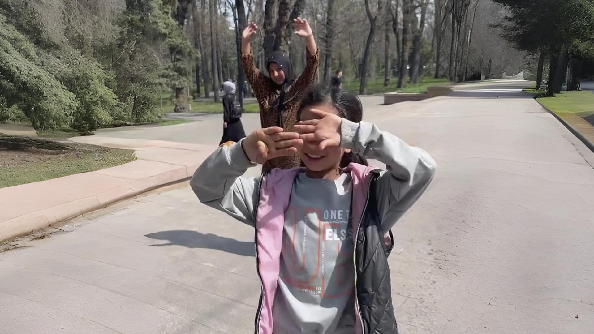 Произвол попрошаек в парке Панфиловцев: алматинцев грабят и обливают водой