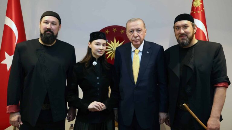 Башқұртстандық AY YOLA триосы Ердоғанмен кездесті