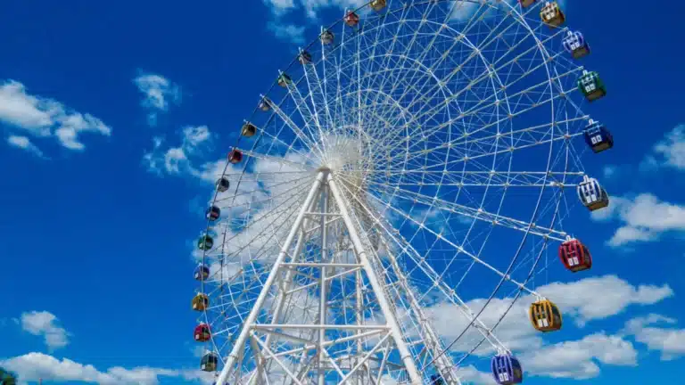 В Астане загорелось колесо обозрения