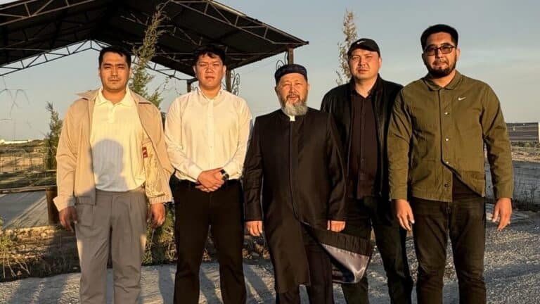 Бас мүфти Мұхтар Шахановтың рухына құран бағыштап, зиярат етті