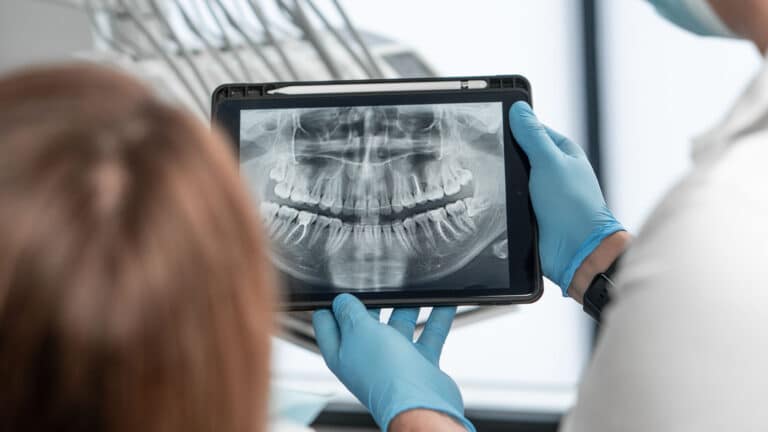 Россияне массово переходят на опасное самолечение зубов из-за роста цен