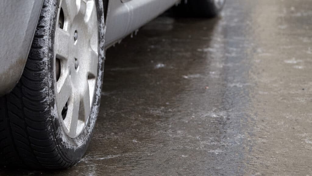 Снег и гололед парализовали республиканские трассы в области Абай