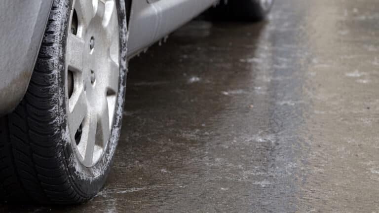 Снег и гололед парализовали республиканские трассы в области Абай