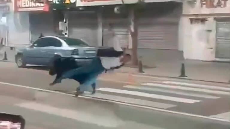 Разъяренный кабан в Турции нарушил ПДД и сбил пешехода