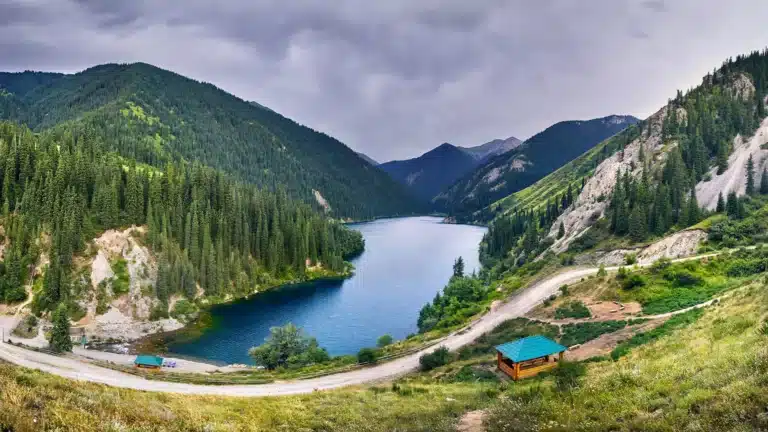 У Кольсайских озер туристический микроавтобус сорвался со склона