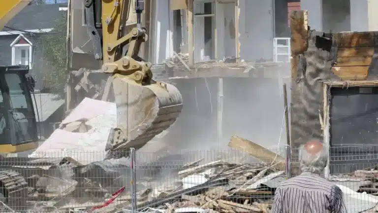 Массовый снос ветхого жилья начался в Алматы