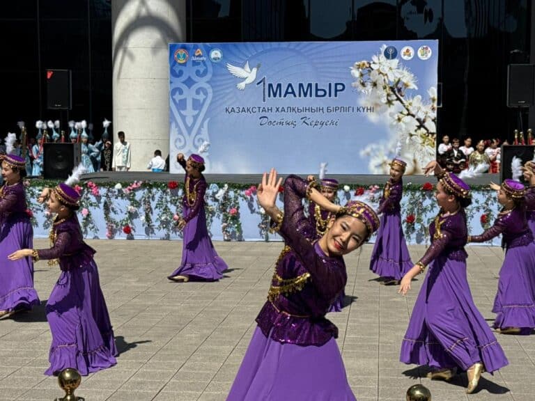 Школьники Астаны приняли участие в «Караване дружбы» ко Дню единства