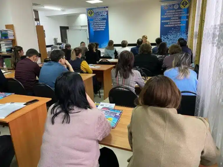 Мұғалімдерді жиындарға мәжбүрлеп қатыстыруға жаза қарастырылған – Аймағамбетов