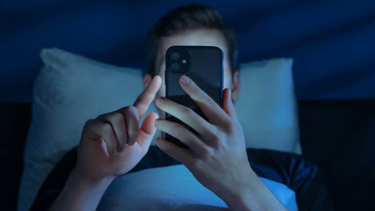 Тысячи казахстанцев завалили жалобами мобильных операторов