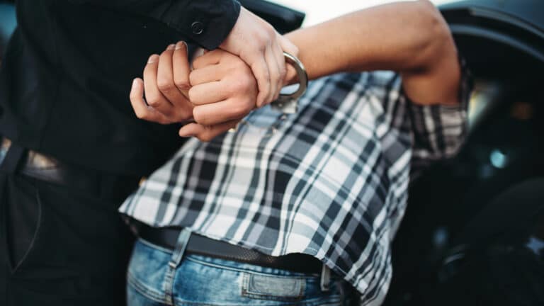 Из России экстрадировали казахстанца за контрабанду сигарет на млрд тенге