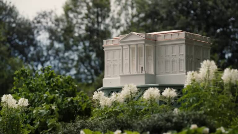 Мелания Трамп распорядилась установить в Белом доме пчелиный улей необычной формы