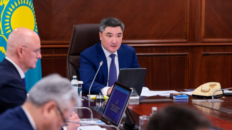 Бектенов поручил не допускать резкого удорожания бензина и коммуналки после моратория