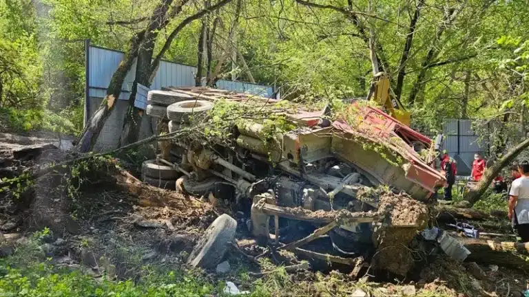 В Алматы грузовик потерял управление на спуске и перевернулся