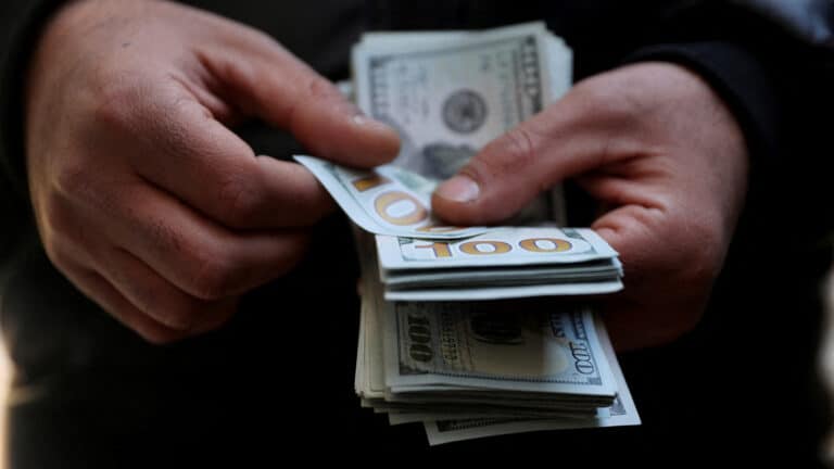 Аналитики ждут доллар на уровне 518 тенге