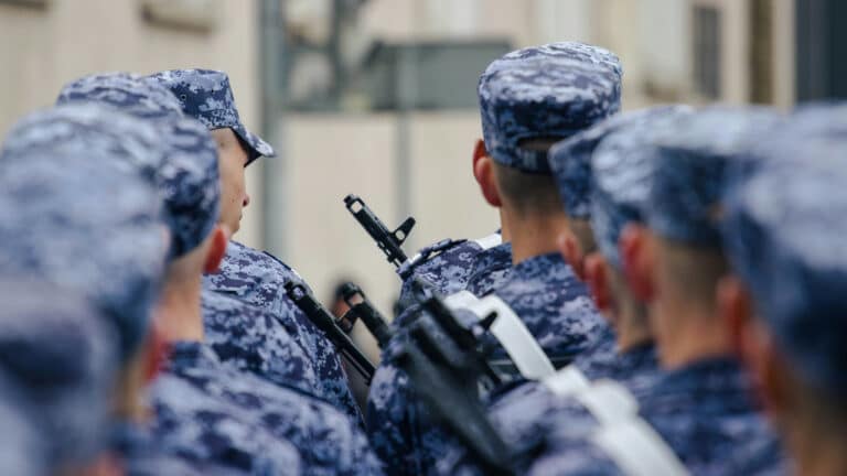 До 255 тысяч тенге при рождении ребенка получат военные в Казахстане