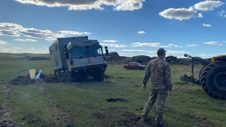 Автодом туристов из Нидерландов застрял в солончаках Баянаула