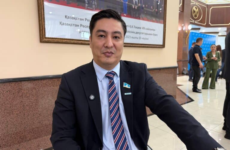 Кімдер мемлекеттік қызметте 36 сағат жұмыс істеп, 40 сағаттың айлығын алуға құқылы