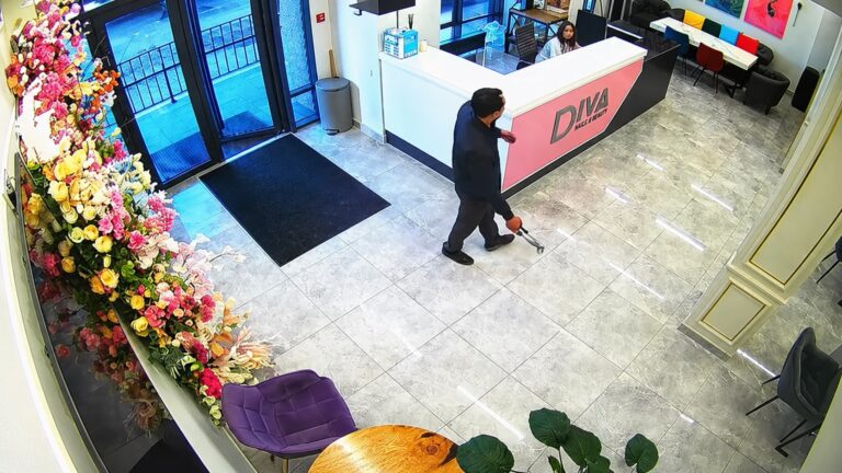 Мужчина с окровавленными руками напугал сотрудников салона в Алматы