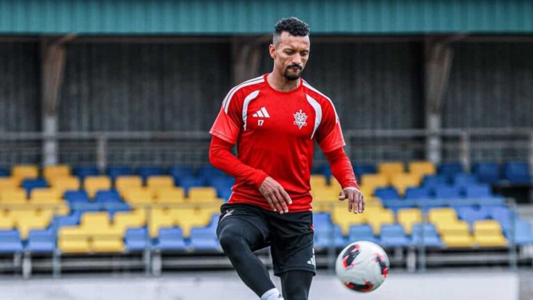 Нани мен легионерлер реніші: Ақтөбедегі футбол алаңының сапасы сын көтермейді