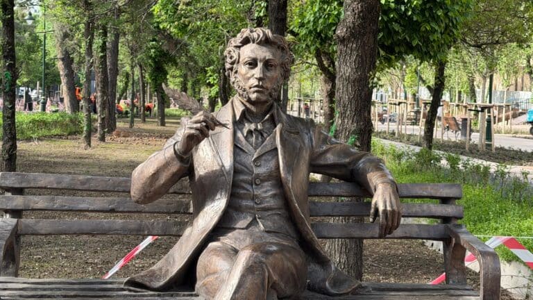 Алматыда Пушкинге ерекше мүсін орнатылды