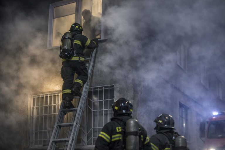 15 человек эвакуировали из задымленной многоэтажки в Павлодаре