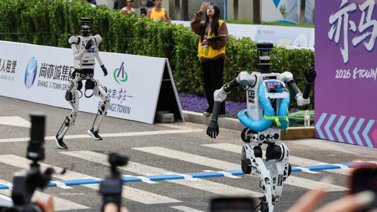 Робот Бейжің марафонында топ жарып, адамзат рекордын жаңартты