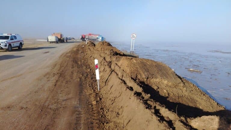 Жарылған бөгет: Астана-Қорғалжың автожолы бойын кілкіген су басты (фото)