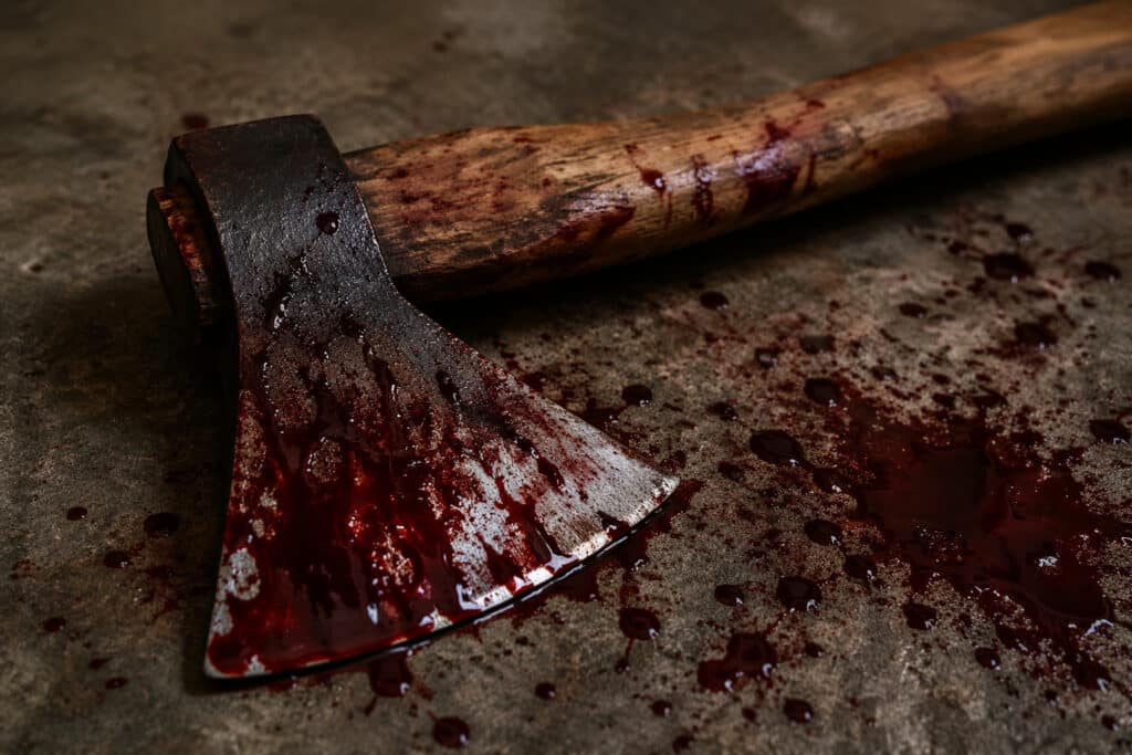 В Астане пьяного мужчину с топором из подъезда арестовали на 15 суток