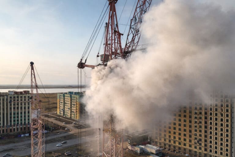 В Астане загорелся башенный кран на стройке
