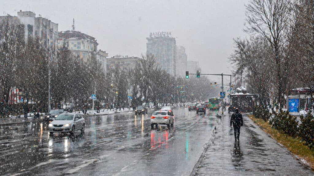 Дожди со снегом и штормовой ветер: предупреждение объявили в 17 регионах Казахстана