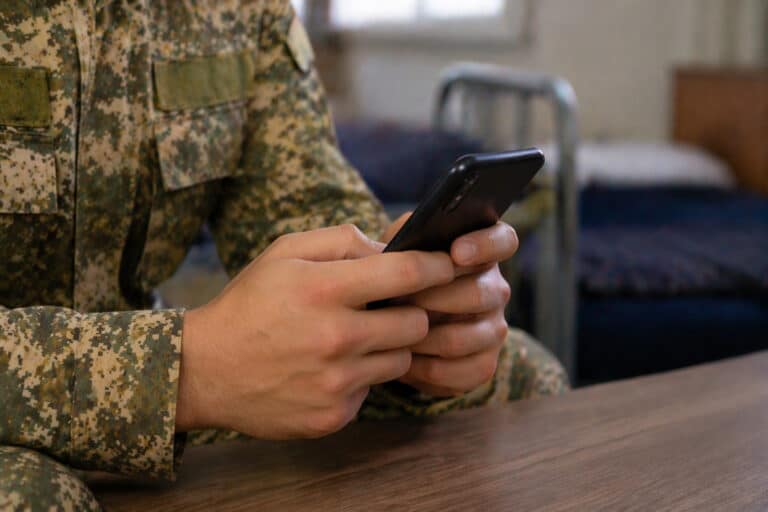 Солдатам в казахстанской армии разрешили пользоваться смартфонами