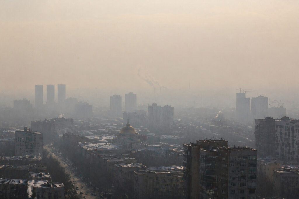 Жителей Атырау и Актобе предупредили о загрязнении воздуха