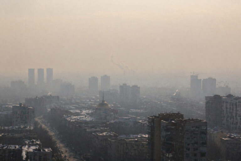 Жителей Атырау и Актобе предупредили о загрязнении воздуха