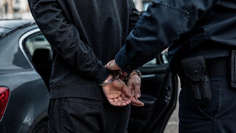 В Шымкенте вымогатели отжали два авто и требовали $3 тысячи у местного жителя