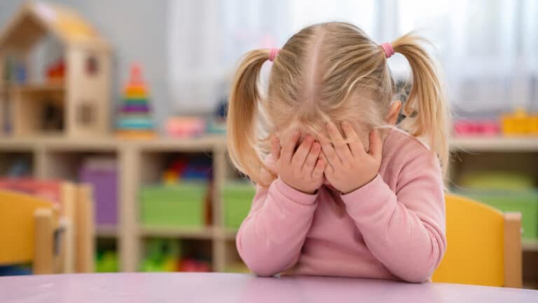 Воспитателя из Темиртау проверяют после публикации видео с избиением ребенка