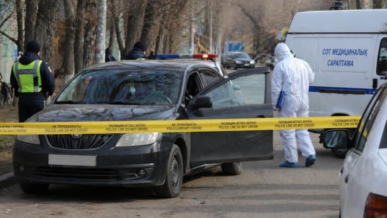 В Караганде в машине нашли тело женщины с ножевыми ранениями