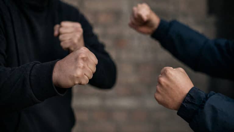 В Актау подростки устроили драку, участников доставили в полицию