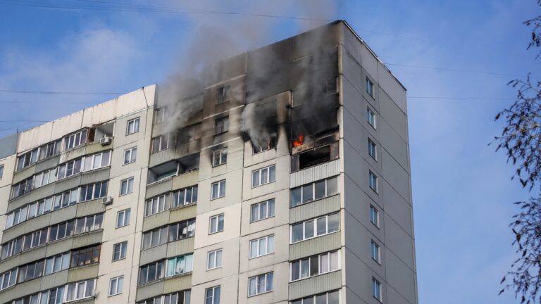 В Астане горит десятиэтажный дом в районе Сарайшык