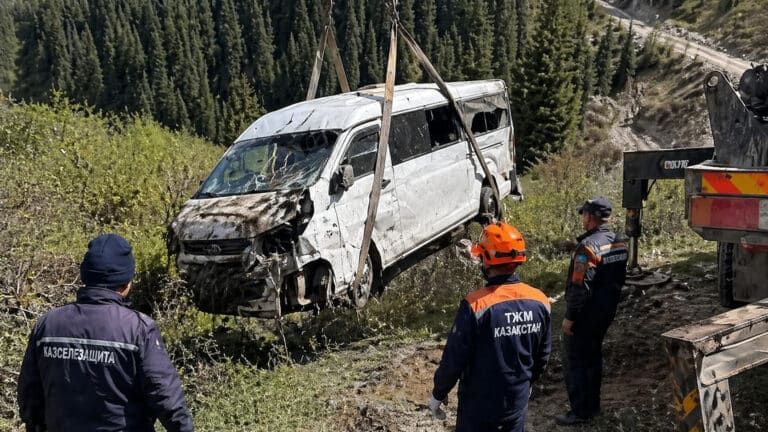 Сорвавшийся в ущелье микроавтобус подняли в Алматинской области