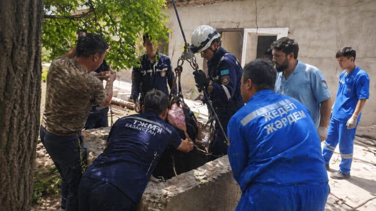 Двухлетняя девочка упала в 24-метровый колодец в Шымкенте