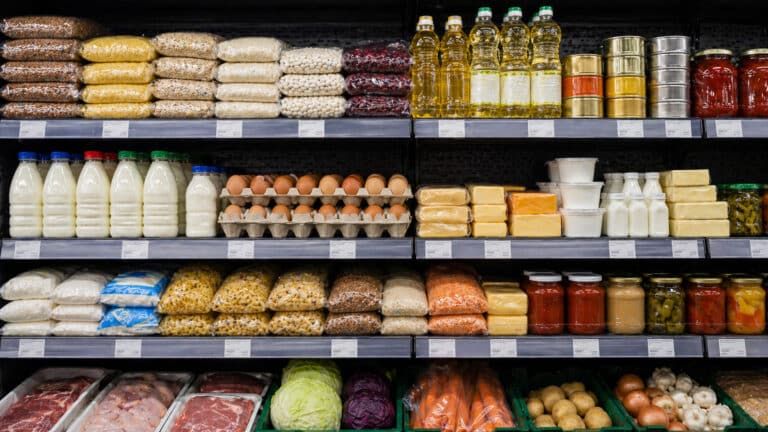 В Атырау оштрафовали 42 поставщика за завышение цен на соцпродукты