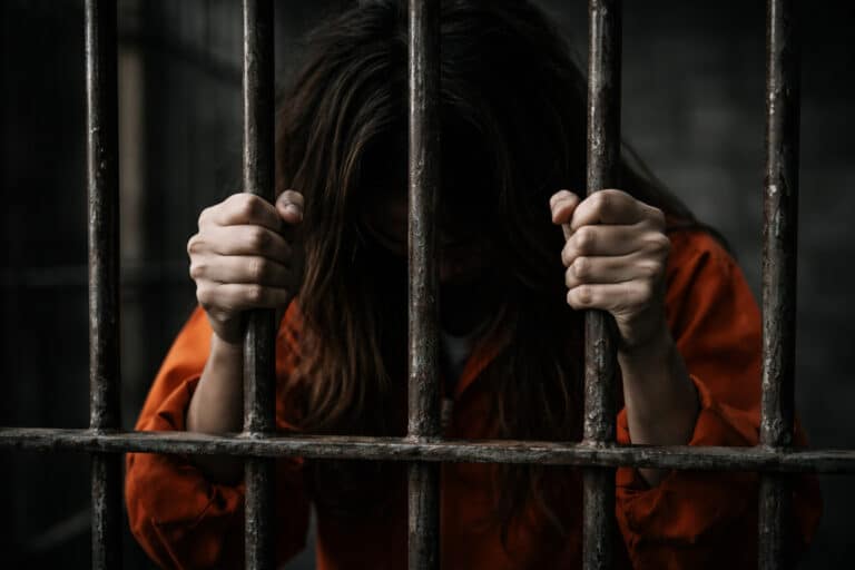 Казахстанка получила 12 лет за торговлю детьми и культовые обряды над ними в Бишкеке