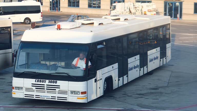 Почему автобус в аэропорту едет к самолету «в обход»