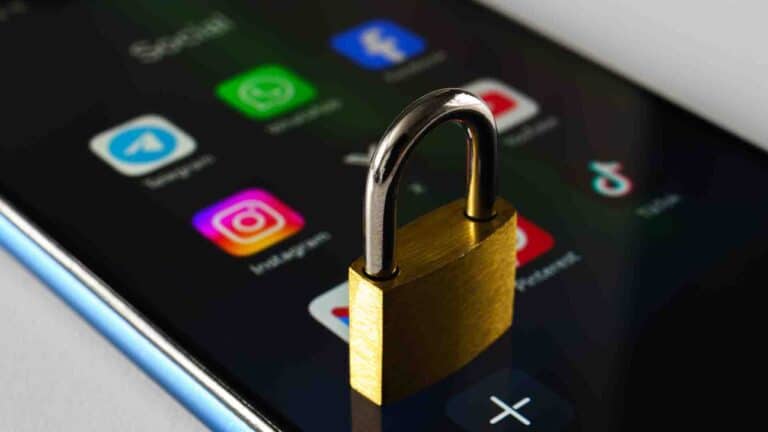 Енді Грекия да жасөспірімдерге әлеуметтік желі қолдануға тыйым салмақ