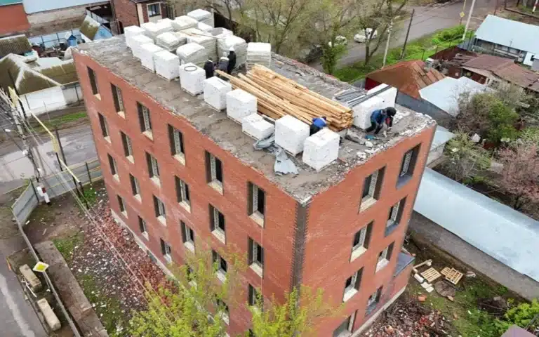 Несколько незаконных построек снесли в Уральске после проверок