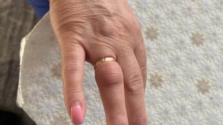 Теміртаулық әйел жүзігін шеше алмай, құтқарушы шақыруға мәжбүр болды